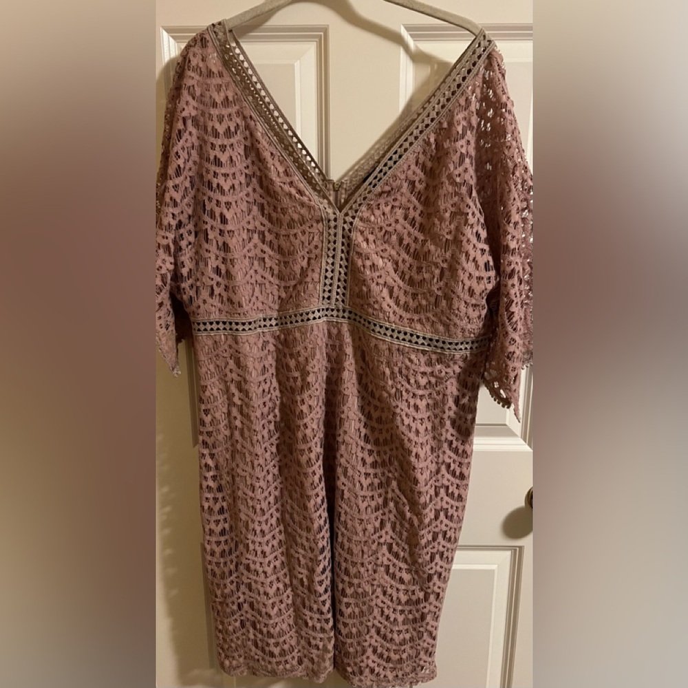 NWOT Suzanne Betro mauve lines dress. Size M